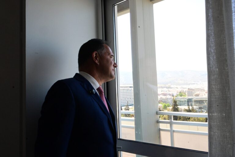 ΕΣΥ:-Στα-ύψη-η-πολιτική-αντιπαράθεση-–-Πολίτες-μιλούν-για-την-κατάσταση-στα-δημόσια-νοσοκομεία