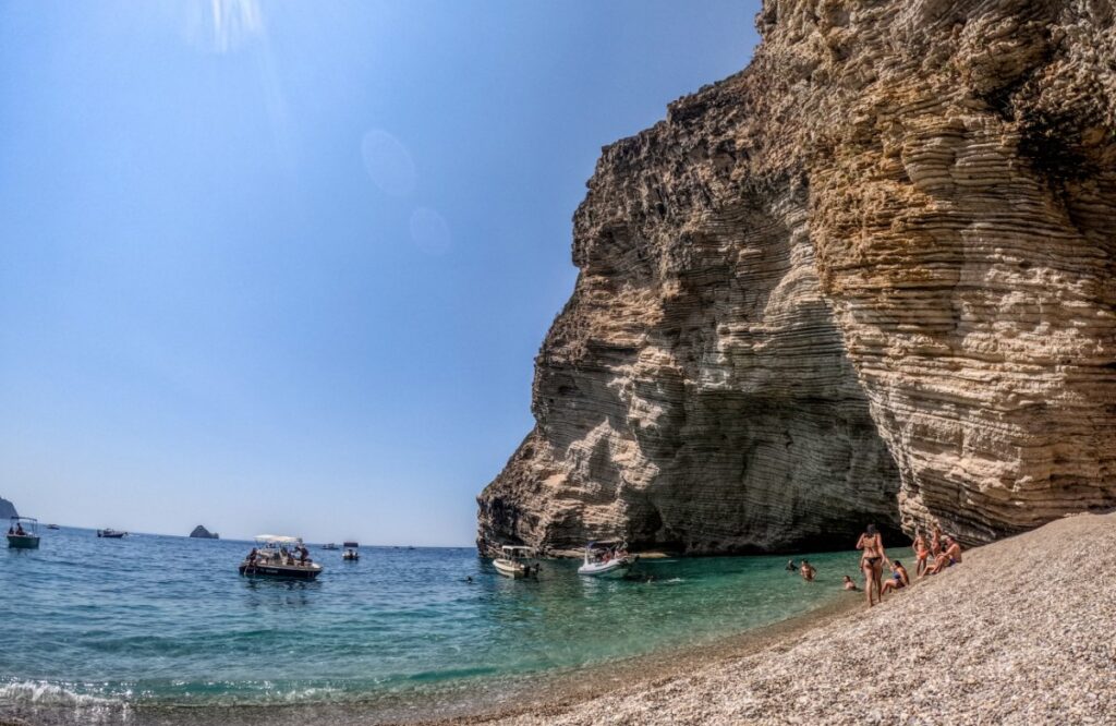 Κόντρα-Σκέρτσου-–-Τσουκαλά-για-τις-διακοπές-του-46%-–-«Η-κυβέρνηση-Μητσοτάκη-έχει-βάλει-πολύ-χαμηλά-τον-πήχη»