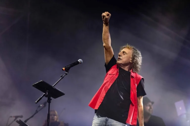 Ο-Βασίλης-Παπακωνσταντίνου-στήνει-την-τελευταία-του-γιορτή-στο-Θέατρο-Βράχων